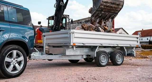 Kipper 3,5t beim Beladen